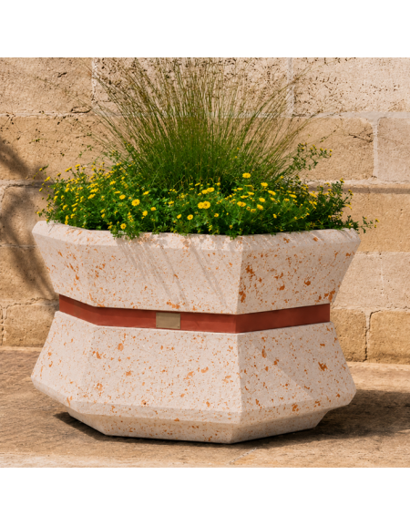 Fioriera esagonale per esterno in cemento calcestruzzo - colore Bianco travertino - cm 95x85x65h - Conforme ai CAM