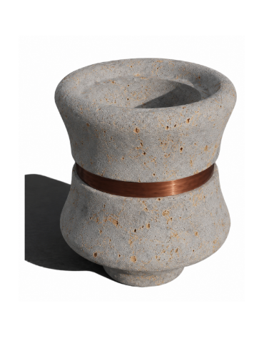 FIORIERA IN CEMENTO CALCESTRUZZO CIRCOLARE  - COLORE GRIGIO TRAVERTINO - CON FASCIA COLOR RAME - CM Ø 60x65h - CONFORME AI CAM