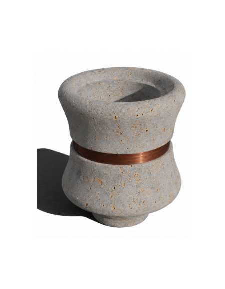 FIORIERA IN CEMENTO CALCESTRUZZO CIRCOLARE  - COLORE GRIGIO TRAVERTINO - CON FASCIA COLOR RAME - CM Ø 60x65h - CONFORME AI CAM