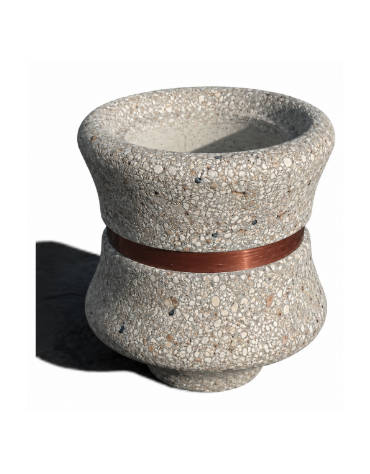 FIORIERA IN CEMENTO CALCESTRUZZO CIRCOLARE  - COLORE GRIGIO SABBIATO - CON FASCIA COLOR RAME - CM Ø 60x65h - CONFORME AI CAM
