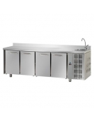 Tavolo Refrigerato GN 1/1 con 4 porte e piano in Acciaio Inox con alzatina 100 mm e lavello  cm 232x70x115h