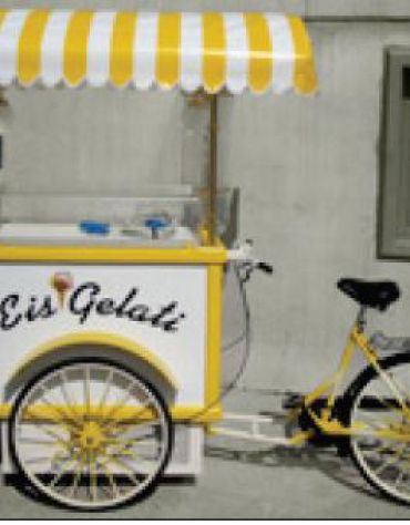 Carretto gelato sfuso con bicicletta e campane ad alimentazione