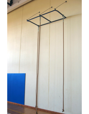 Sistema di sospensione e accostamento a parete per attrezzi da arrampicata