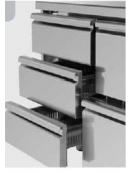 Tavolo Refrigerato GN 1/1 con 4 porte, piano in Acciaio Inox con alzatina 100 mm e lavello, con gruppo motore a sinistra cm 232x