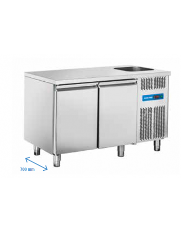 Tavolo refrigerato 2 porte con lavello sopra vano motore, in acciaio inox AISi 304, refrigerazione ventilata - cm 132x70x85h