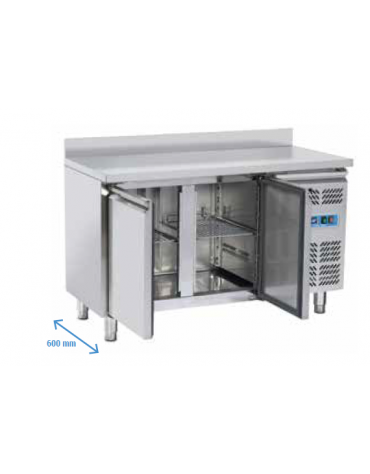 Tavolo refrigerato 2 porte con alzatina, in acciaio inox AISi 304, refrigerazione ventilata - cm 136x60x96h