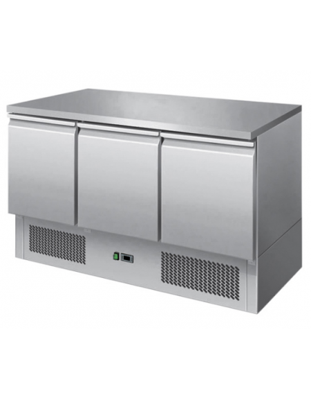 Saladette refrigerata in acciaio inox a ventilazione forzata, con 3 porte, + 2° + 8°C - lt 570 - mm 1365×700×850h Saladette refrigerata in acciaio inox a ventilazione forzata, con 3 porte, + 2° + 8°C - lt 570 - mm 1365×700×850h