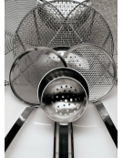 Mestolo unipezzo in acciaio inox - diametro cm 20 - manico cm 73,5 - capacità litri 2