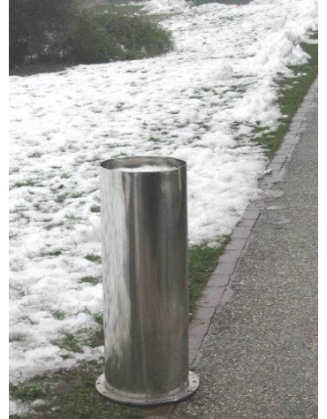Fontanella in acciaio inox verniciato con struttura portante cilindrica. Da tassellare - cm Ø30x80h