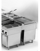 Cucina elettrica 4 piastre ermetiche quadrate cm 22x22, forno elettrico statico GN2/1 - potenza Kw15,7 trifase - cm 70x70X85h